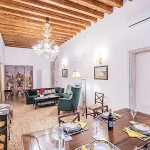 Ca' San Beneto Completely Refurbished In A Fabulously Area Apartment
